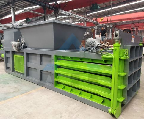 Densidade de Bale cliente 2300 KG Hidráulica Horizontal Alumínio Baling Machine Com transportador