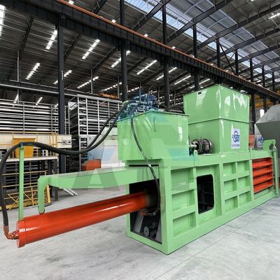 Densidade de Bale cliente 2300 KG Hidráulica Horizontal Alumínio Baling Machine Com transportador