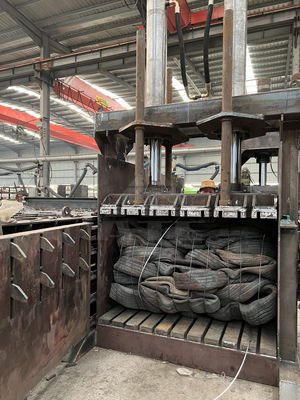 Máquina de empilhadeira de plástico de 30 toneladas de sucata de pneus empilhadeira hidráulica vertical para longa vida útil