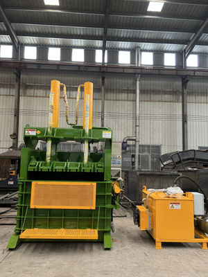 650 KG Baler Vertical Solução durável para resíduos de papel pneus borracha e plástico duro