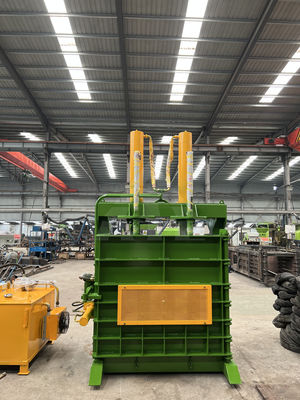 650 KG Baler Vertical Solução durável para resíduos de papel pneus borracha e plástico duro