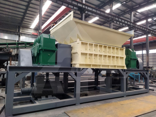 50kW Triturador de eixo duplo para garrafas de plástico pneus de caminhão e reciclagem de sucata de metal