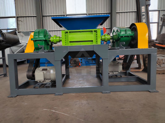 200-2200mm Tamanho de entrada Duplo eixo Triturador de papelão de madeira plástico com transportador