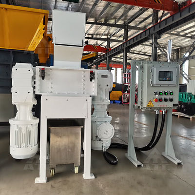 Máquina de reciclagem de resíduos de plástico e metais Triturador de quatro eixos para atingir a taxa padrão