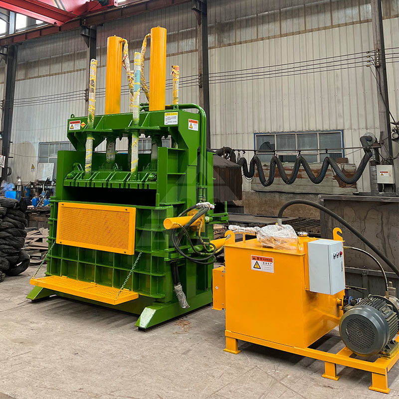 Máquina para compressão e embalagem de materiais soltos de 80 toneladas